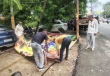Mathura: जन्माष्टमी महापर्व से पहले अवैध होर्डिंग्स पर चला नगर निगम का बुलडोजर, 50 हजार का जुर्माना