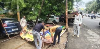 Mathura: जन्माष्टमी महापर्व से पहले अवैध होर्डिंग्स पर चला नगर निगम का बुलडोजर, 50 हजार का जुर्माना