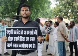 UP: मिर्जापुर में जातिगत आरक्षण के विरोध में करणी सेना का प्रदर्शन, राष्ट्रपति के नाम सौंपा ज्ञापन
