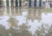 UP: बरेली में बारिश से BRC परिसर जलमग्न, पानी के बीच प्रशिक्षण लेने पहुंचे शिक्षक