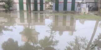 UP: बरेली में बारिश से BRC परिसर जलमग्न, पानी के बीच प्रशिक्षण लेने पहुंचे शिक्षक