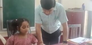 UP: बच्चों के बीच पहुंचे मुरादाबाद DM, कविता पढ़ाकर परखी पढ़ाई, सुधार के दिए निर्देश