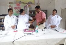 Banda: जेल की सलाखों के बीच बंधा राखी का रिश्ता! बंदियों की कलाई पर सजा प्यार का धागा, भावुक हुआ बांदा जिला कारागार