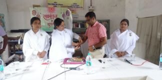 Banda: जेल की सलाखों के बीच बंधा राखी का रिश्ता! बंदियों की कलाई पर सजा प्यार का धागा, भावुक हुआ बांदा जिला कारागार