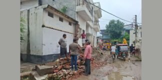UP: मुआवजा बिना सड़क चौड़ीकरण का विरोध, ग्रामीणों ने डीएम से लगाई न्याय की गुहार