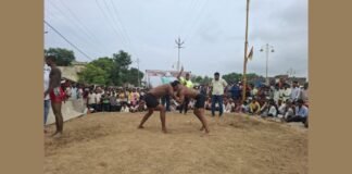 UP: नागपंचमी पर श्री कृष्ण व्यायामशाला में विराट कुश्ती दंगल, दिल्ली-हरियाणा के पहलवानों ने दिखाया दम