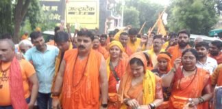 UP: खराब मौसम के बीच भी नहीं थमा शिवभक्तों का जोश, बदलापुर में निकली भव्य कांवड़ यात्रा