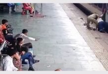 UP: चलती ट्रेन से फिसली महिला, GRP सिपाही ने सेकंडों में खींचकर बचाई जान, वीडियो वायरल