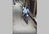 UP: किराना दुकान के बाहर से रिफाइंड तेल की टीन चोरी, CCTV में कैद हुई वारदात