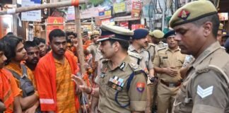 UP: सावन के पहले सोमवार पर बाबा विश्वनाथ के दरबार में उमड़ा आस्था का सैलाब, आधी रात से शुरू हुआ दर्शन का सिलसिला