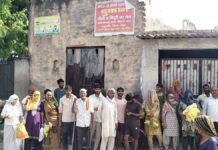 UP: मथुरा में राशन वितरण पर सवाल, ग्रामीणों ने डीलर के खिलाफ खोला मोर्चा