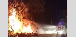 आजमगढ़: बिजली के पोल से टकराया डीजल टैंकर, ट्रांसफार्मर गिरते ही भड़की आग, ड्राइवर समेत 3 की जिंदा जलकर मौत