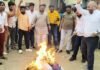 UP: सहारनपुर में पप्पू यादव के विरोध में विहिप-बजरंग दल का प्रदर्शन, पुतला फूंककर जताया रोष