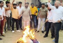 UP: सहारनपुर में पप्पू यादव के विरोध में विहिप-बजरंग दल का प्रदर्शन, पुतला फूंककर जताया रोष