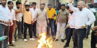 UP: सहारनपुर में पप्पू यादव के विरोध में विहिप-बजरंग दल का प्रदर्शन, पुतला फूंककर जताया रोष