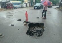 UP: रायबरेली में 9 करोड़ की जेल रोड पहली बारिश में धंसी, PWD के निर्माण पर उठे सवाल