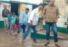 UP: बारिश से तालाब बना प्राथमिक विद्यालय, घुटनों तक पानी में स्कूल पहुंचे मासूम बच्चे