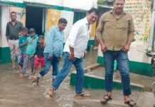 UP: बारिश से तालाब बना प्राथमिक विद्यालय, घुटनों तक पानी में स्कूल पहुंचे मासूम बच्चे