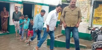 UP: बारिश से तालाब बना प्राथमिक विद्यालय, घुटनों तक पानी में स्कूल पहुंचे मासूम बच्चे