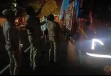 UP: बारिश में भी नहीं रुकी चेकिंग, इंचीटेप लेकर डीजे-कांवड़ों की ऊंचाई नापती दिखी सहारनपुर पुलिस