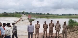 UP: बांदा में बारिश का कहर! चन्द्रवाल नदी उफान पर, दो मार्गों पर आवागमन बंद