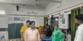 जौनपुर: शाहगंज सामुदायिक स्वास्थ्य केंद्र पर देर रात औचक निरीक्षण करने पहुंचे सीएमओ, स्वास्थ्य विभाग में मचा हड़कंप