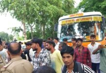 UP: 15 दिन से ट्रांसफार्मर खराब, बिजली को तरसे ग्रामीण, NH-35 पर लगाया जाम, 2 घंटे थमा रहा यातायात