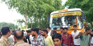 UP: 15 दिन से ट्रांसफार्मर खराब, बिजली को तरसे ग्रामीण, NH-35 पर लगाया जाम, 2 घंटे थमा रहा यातायात