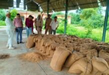 UP: बांदा में मंडलायुक्त के औचक निरीक्षण से खुली लापरवाही की पोल, खुले में पड़ा मिला 65 बोरी गेहूं