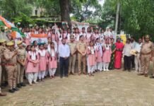 UP: सुल्तानपुर में निकली तिरंगा यात्रा, पुलिसकर्मियों के साथ छात्राओं ने लिया हिस्सा