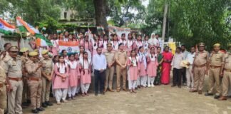 UP: सुल्तानपुर में निकली तिरंगा यात्रा, पुलिसकर्मियों के साथ छात्राओं ने लिया हिस्सा
