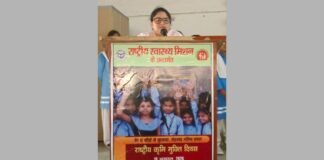 UP: गोंडा में 18.45 लाख बच्चों को मिलेगी कृमिनाशक दवा, डीएम ने जीजीआईसी में छात्राओं को खिलाई एल्बेंडाजोल