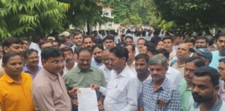 सीतापुर: पीएम पोषण योजना की व्यवस्थाओं में सुधार की मांग, शिक्षक संघ ने जिलाधिकारी को सौंपा ज्ञापन