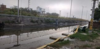 UP: छह साल से जलभराव में डूबी ITI सर्विस रोड, जिम्मेदारों की अनदेखी से नागरिक बेहाल