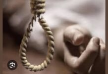 UP: मां को फंदे पर लटका देख चीख पड़ा 5 साल का बेटा, बांदा के सिंघौली गांव में पसरा मातम
