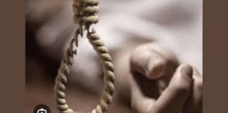 UP: मां को फंदे पर लटका देख चीख पड़ा 5 साल का बेटा, बांदा के सिंघौली गांव में पसरा मातम