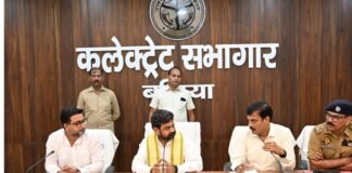 UP: सड़क, बिजली, बाढ़ और स्वास्थ्य सेवाओं पर प्रभारी मंत्री ने कसी अधिकारियों की नकेल, लापरवाही पर होगी कार्रवाई