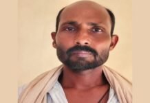 UP: प्रेमी से फोन पर बात करते पकड़ी गई बेटी, गुस्से में मां-बेटी ने कर दी पिता की हत्या, गड्ढे में दफनाया शव