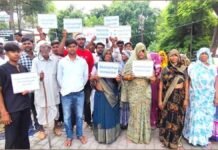UP: राशन डीलर की मनमानी के खिलाफ ग्रामीणों ने खोला मोर्चा, कलेक्ट्रेट पहुंचकर डीएम से लगाई गुहार