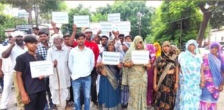 UP: राशन डीलर की मनमानी के खिलाफ ग्रामीणों ने खोला मोर्चा, कलेक्ट्रेट पहुंचकर डीएम से लगाई गुहार