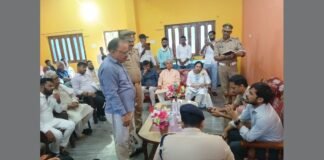 UP: बाबा किनाराम जन्मोत्सव को लेकर डीएम-एसपी ने की बैठक, तैयारियों को समय से पूरा करने के निर्देश