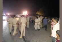 हाथरस के सलेमपुर सड़क हादसे में दादा-पोते समेत 3 की मौत, नायब तहसीलदार की गाड़ी से टक्कर का आरोप