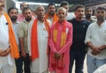 मथुरा में झाड़-फूंक के ठिकाने पर राष्ट्रीय हनुमान दल के कार्यकर्ताओं का हंगामा, पुलिस से कार्रवाई की मांग