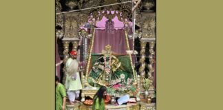 मथुरा: 32 फीट के स्वर्ण-रजत हिंडोले में झूले बांकेबिहारी मंदिर, जयकारों से गूंजा मंदिर