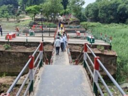 ऐतिहासिक मुंशीगंज शहीद स्मारक का लोहे वाला पुल हुआ छलनी! क्या किसी बड़े हादसे का इंतजार कर रहा रायबरेली प्रशासन?