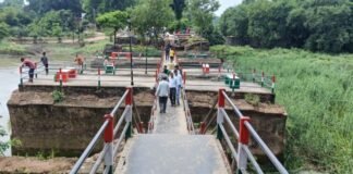 ऐतिहासिक मुंशीगंज शहीद स्मारक का लोहे वाला पुल हुआ छलनी! क्या किसी बड़े हादसे का इंतजार कर रहा रायबरेली प्रशासन?
