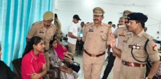 UP: हाथरस में पुलिस भर्ती के DV-PST केंद्र का एसपी ने किया निरीक्षण, अभ्यर्थियों की सुविधाओं का लिया जायजा