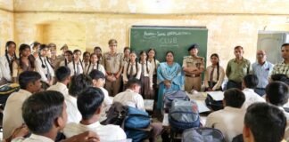 स्क्रीन पर नहीं, कागज पर लिखेंगे सपने…’, हाथरस पुलिस की ‘पंख’ पहल ने जगाई लेखन की ललक