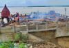 UP: गंगा का रौद्र रूप! 84 घाट जलमग्न, मणिकर्णिका में छत पर अंतिम संस्कार