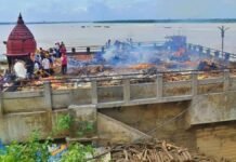 UP: गंगा का रौद्र रूप! 84 घाट जलमग्न, मणिकर्णिका में छत पर अंतिम संस्कार